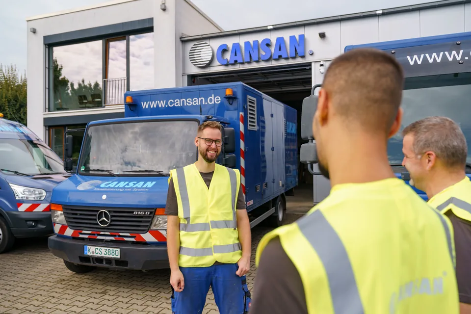 Kanalsanierung Köln mit Fahrzeug im Hintergrund