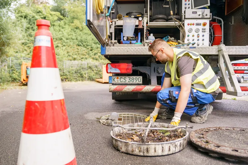 Dichtheitsprüfung Leverkusen: Vorbereitung am geöffneten Schacht