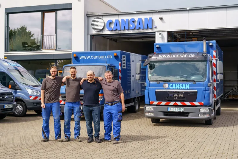 Kanalservice Frechen: Team und Einsatzfahrzeuge von CANSAN