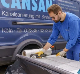 Kurz- und Langlinersanierung: Kurzlinerschlauch wird geschnitten
